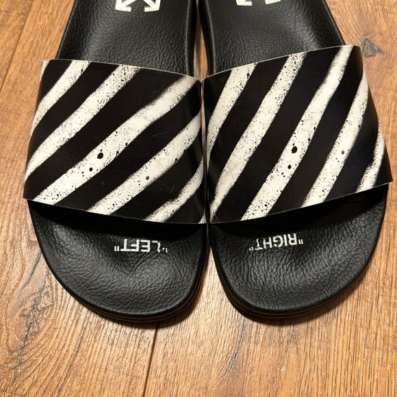 Off white spray stripes slider black/white